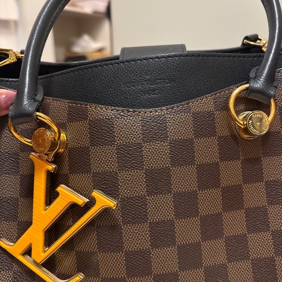 Louis Vuitton - Picture 3 of 4